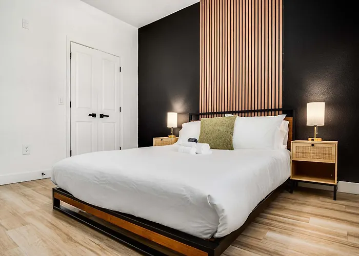 Boulevard Luxe 2br By The Stadium Pool Parking Gym 05 Glendale