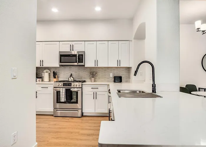 Boulevard Luxe 2br By The Stadium Pool Parking Gym 05 Apartment